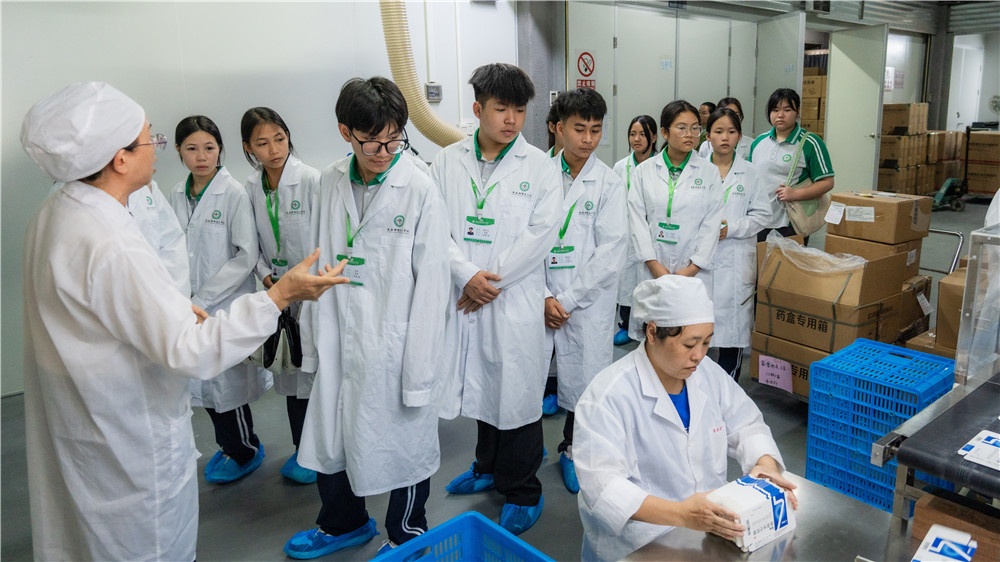 识专业・见岗位・筑初心|广西群贤技工学校26级药剂、中药专业走进广西厚德药业开展专业认知研学(图5) 识专业・见岗位・筑初心|广西群贤技工学校26级药剂、中药专业走进广西厚德药业开展专业认知研学(图5)