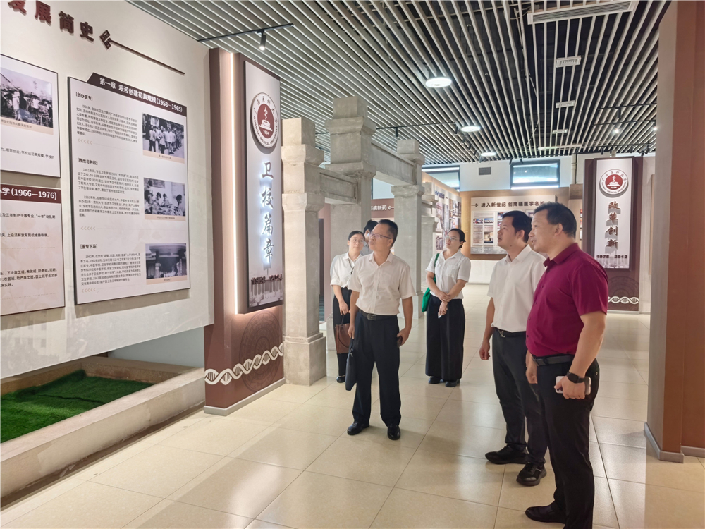 借鉴成熟经验 赋能创新发展——广西群贤技工学校赴广西医科大学玉林校区、附设玉林卫生学校学习交流(图1) 借鉴成熟经验 赋能创新发展——广西群贤技工学校赴广西医科大学玉林校区、附设玉林卫生学校学习交流(图1)