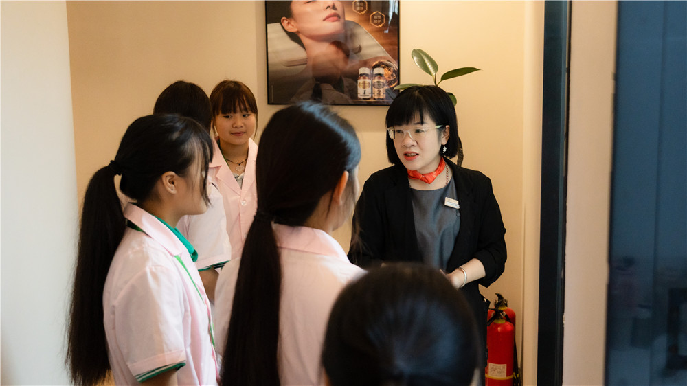 研学进行时|广西群贤技工学校26级美容保健专业赴佐登妮丝(广州)美容化妆品有限公司研学(图3) 研学进行时|广西群贤技工学校26级美容保健专业赴佐登妮丝(广州)美容化妆品有限公司研学(图3)