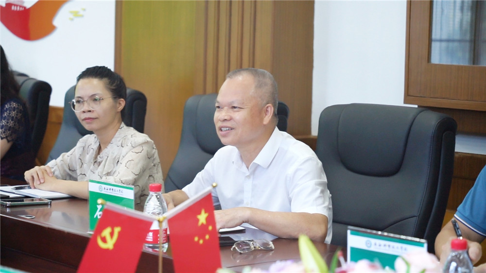 校警联动 共育未来——广西群贤技工学校与南宁市公安局上尧派出所举行校警共建签约暨法治副校长聘任仪式(图1)