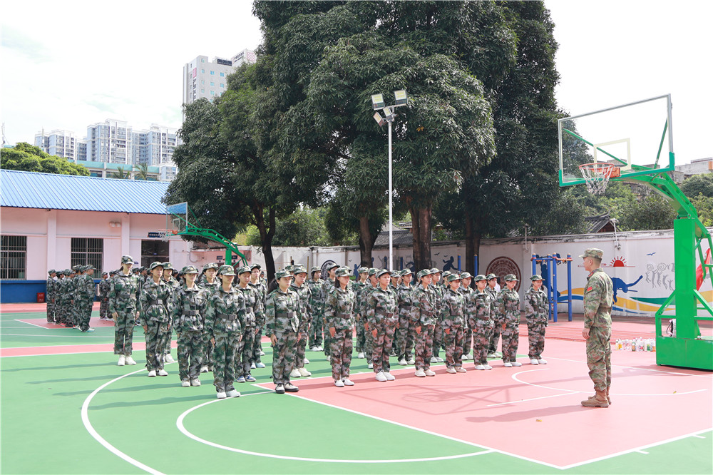 【迷彩淬铸群贤魂 铁骨争当家国梁】2025级新生军训开营(图10)