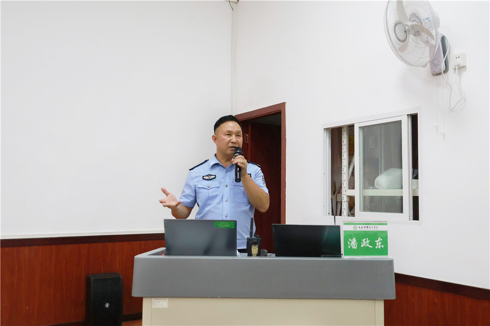 【平安校园】筑牢禁毒反诈墙 护航青春成长路 | 学校联合南宁市公安局上尧派出所开展法治教育第一课(图4)