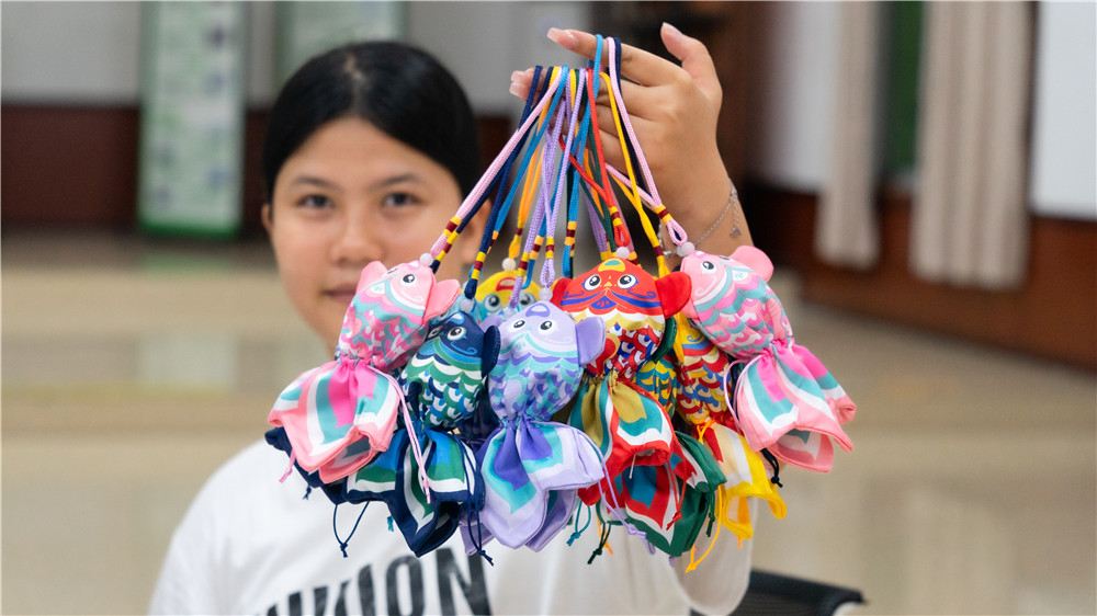 师恩润桃李 学子谢师恩——广西群贤技工学校庆祝第41个教师节(图2)