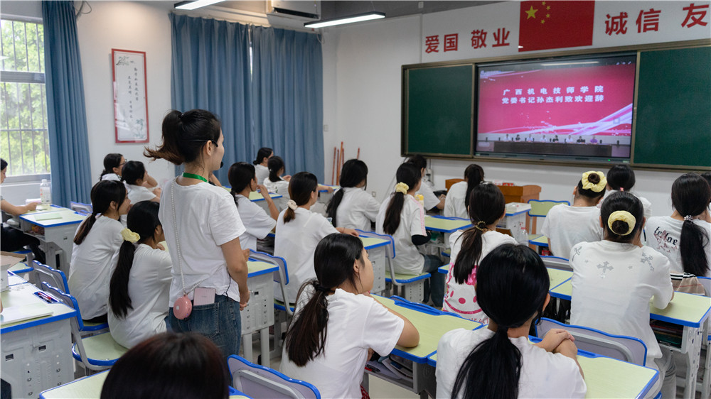 技能照亮前程，劳模工匠领航——学校组织全体师生观看 2025 年秋季学期开学第一课线上直播(图3)