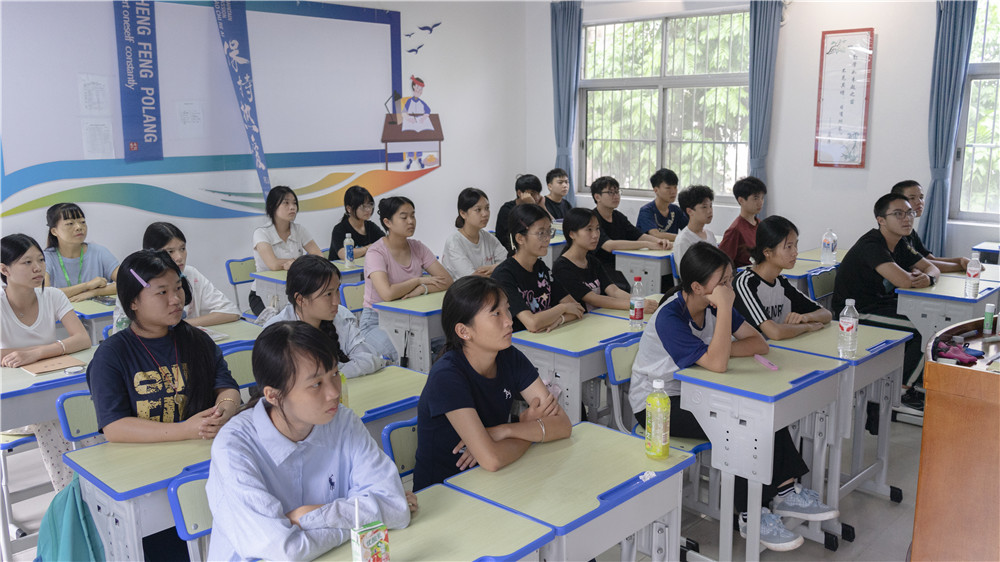 技能照亮前程，劳模工匠领航——学校组织全体师生观看 2025 年秋季学期开学第一课线上直播(图5)
