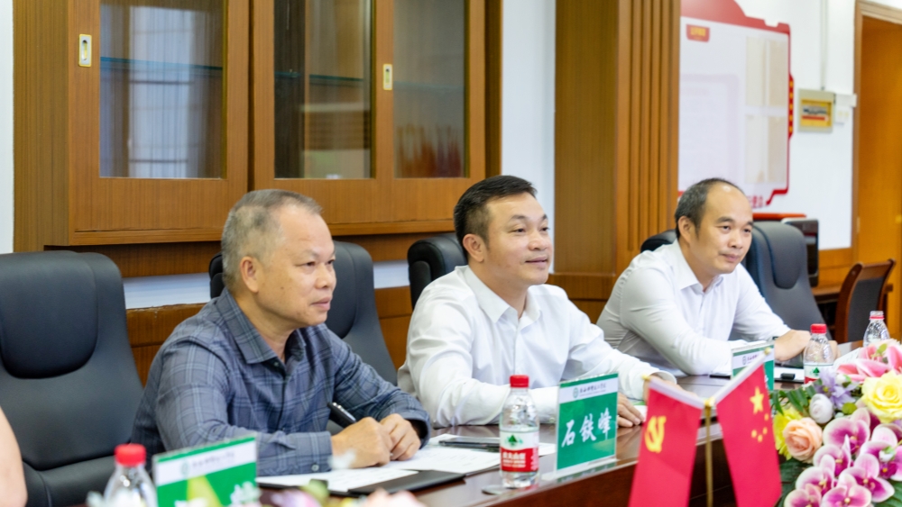 深化产教融合 共探育人新路 ——南宁市电子商务行业协会一行莅临我校交流指导(图2)