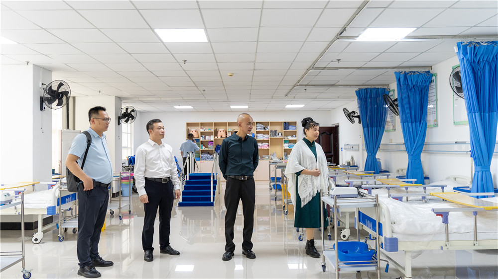 深化产教融合 共探育人新路 ——南宁市电子商务行业协会一行莅临我校交流指导(图4)