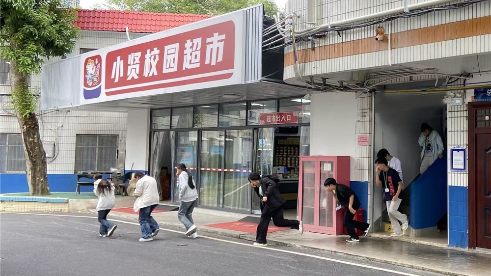 以练筑防 平安校园——学校2025年秋学期消防应急疏散演练圆满完成(图4)
