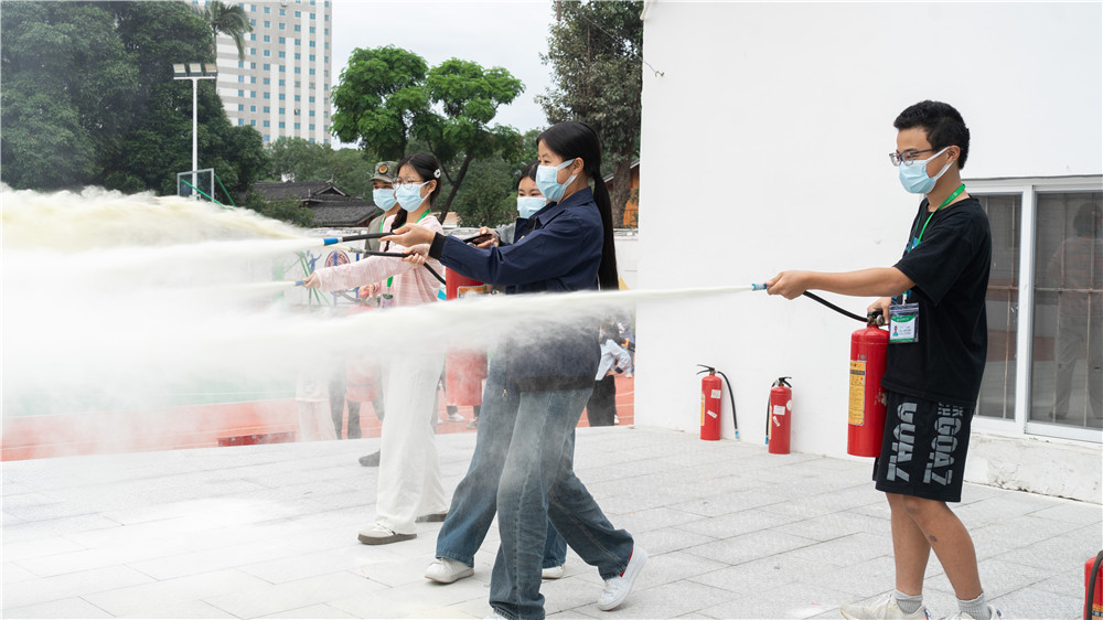 以练筑防 平安校园——学校2025年秋学期消防应急疏散演练圆满完成(图7)