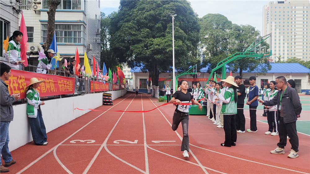 快乐运动 闪耀青春——我校2025年秋季学期校园运动会暨体育嘉年华精彩纷呈(图20)