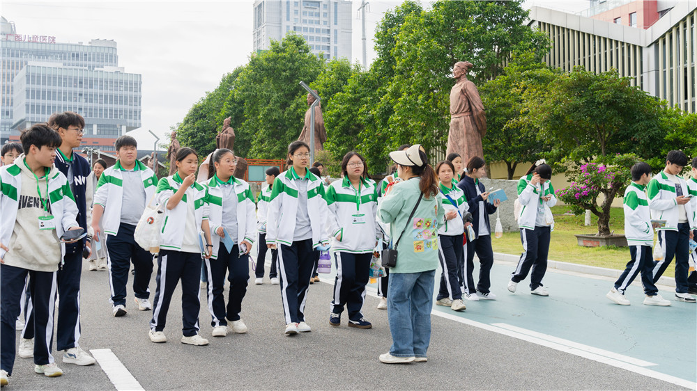 探秘本草世界・传承匠心药韵 ——我校25级中药专业学生赴广西药用植物园开展研学活动(图2)