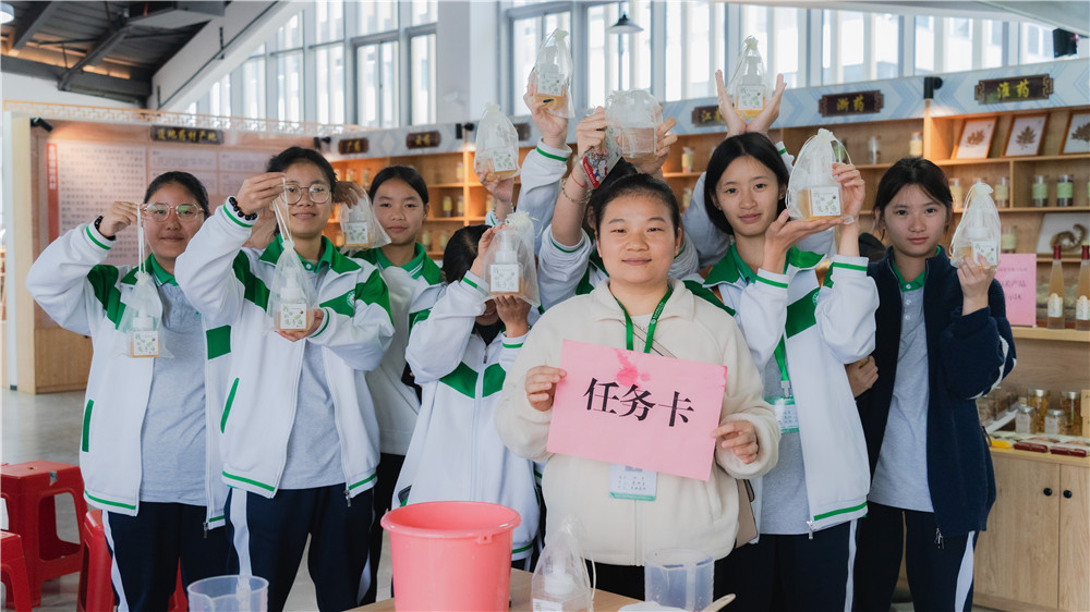 探秘本草世界・传承匠心药韵 ——我校25级中药专业学生赴广西药用植物园开展研学活动(图8)