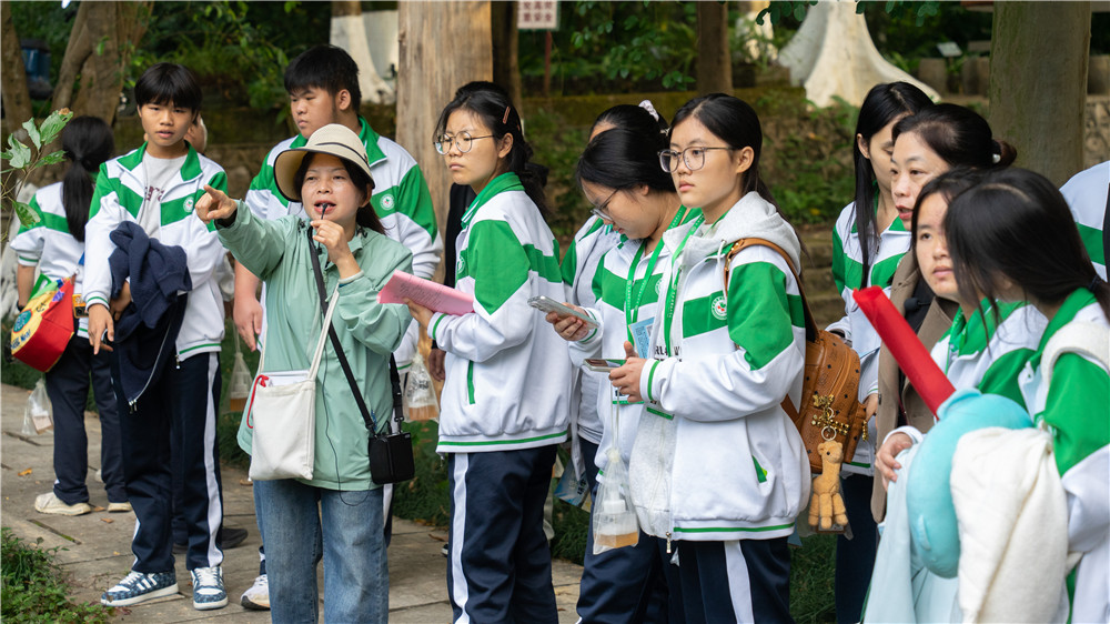 探秘本草世界・传承匠心药韵 ——我校25级中药专业学生赴广西药用植物园开展研学活动(图10)