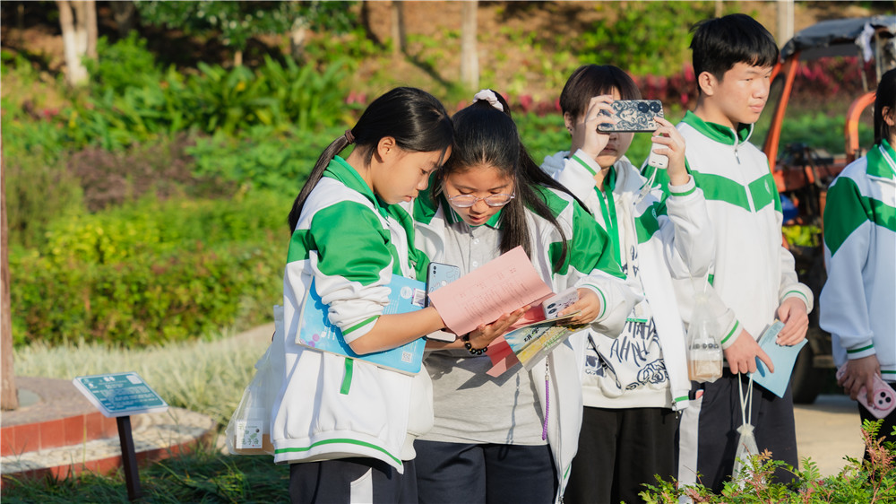 探秘本草世界・传承匠心药韵 ——我校25级中药专业学生赴广西药用植物园开展研学活动(图12)