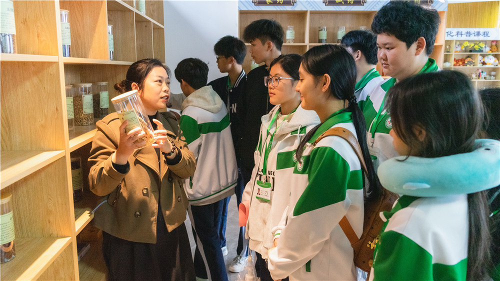 探秘本草世界・传承匠心药韵 ——我校25级中药专业学生赴广西药用植物园开展研学活动(图13)