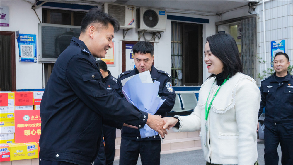 致敬人民卫士 共筑平安校园‍——我校赴南宁市公安局上尧派出所开展警察节慰问活动(图2)