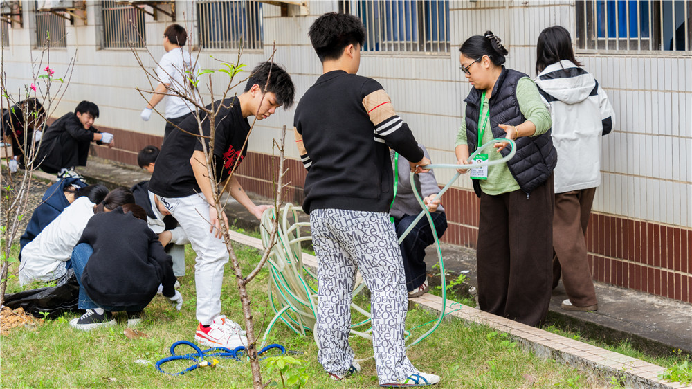 人人参与护绿 共建绿色校园——我校师生开展校园护绿行动(图2)
