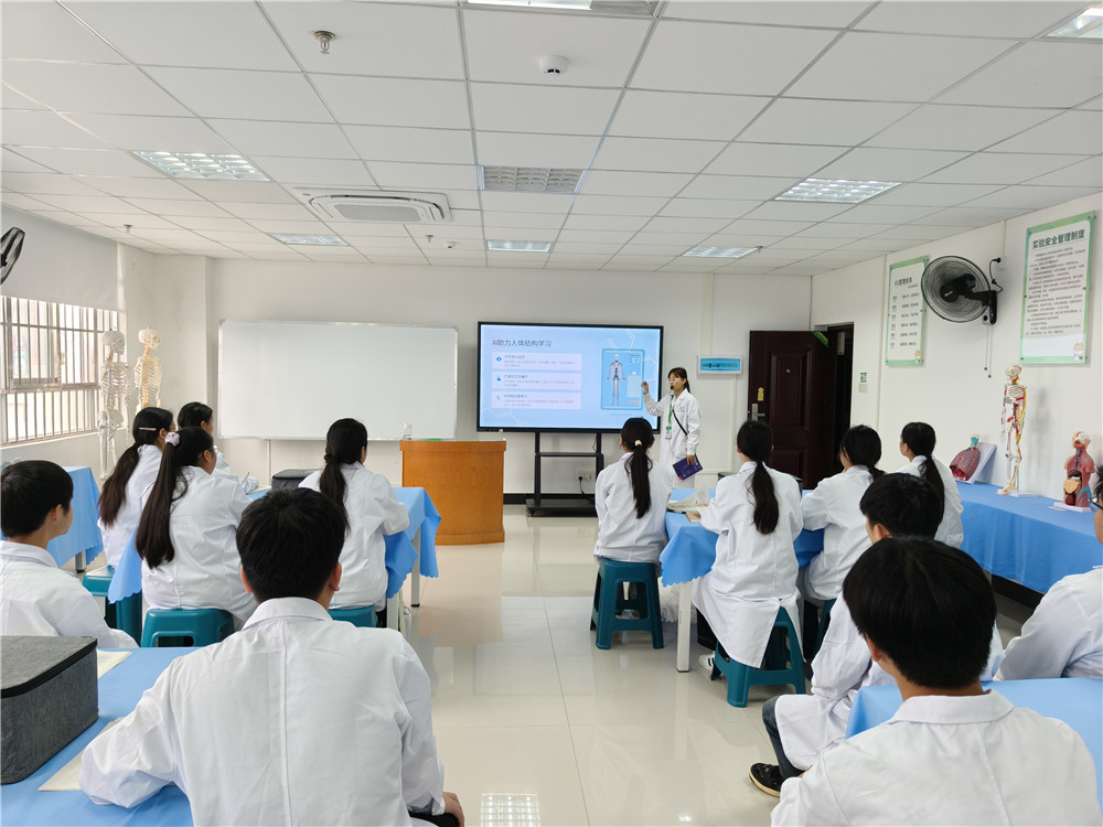 智汇医药 健康未来|我校开设AI+医药健康系列技能课(图1) 智汇医药 健康未来|我校开设AI+医药健康系列技能课(图1)