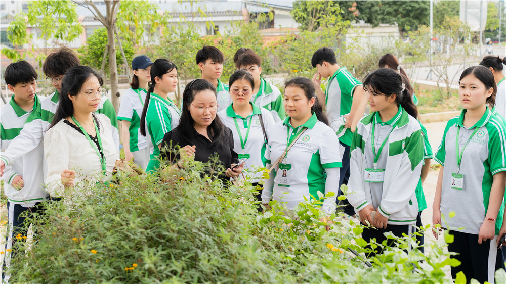 探秘药学匠心 笃行技能之路——我校组织药剂、中药专业学子赴广西农业职业技术大学食品药品工程学院研学(图2)