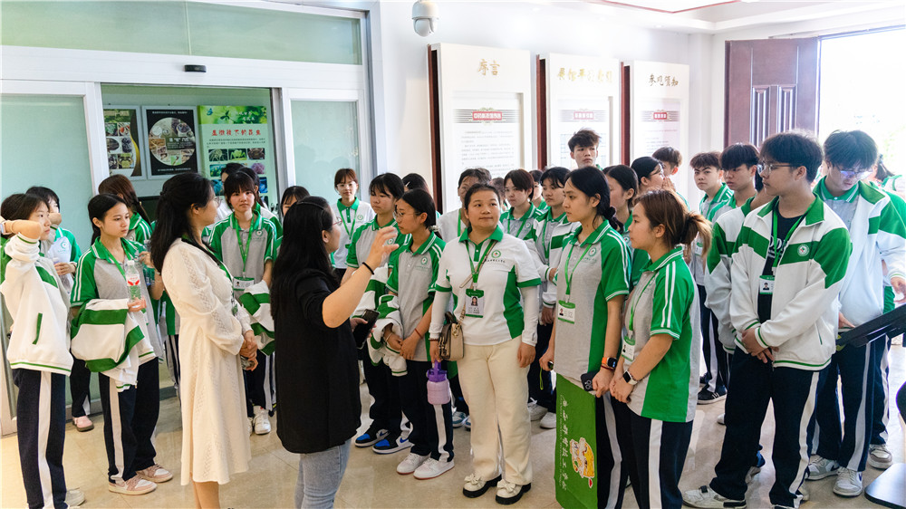 探秘药学匠心 笃行技能之路——我校组织药剂、中药专业学子赴广西农业职业技术大学食品药品工程学院研学(图3)