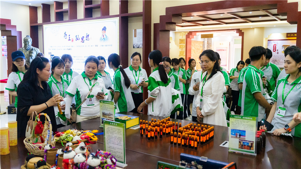 探秘药学匠心 笃行技能之路——我校组织药剂、中药专业学子赴广西农业职业技术大学食品药品工程学院研学(图4)