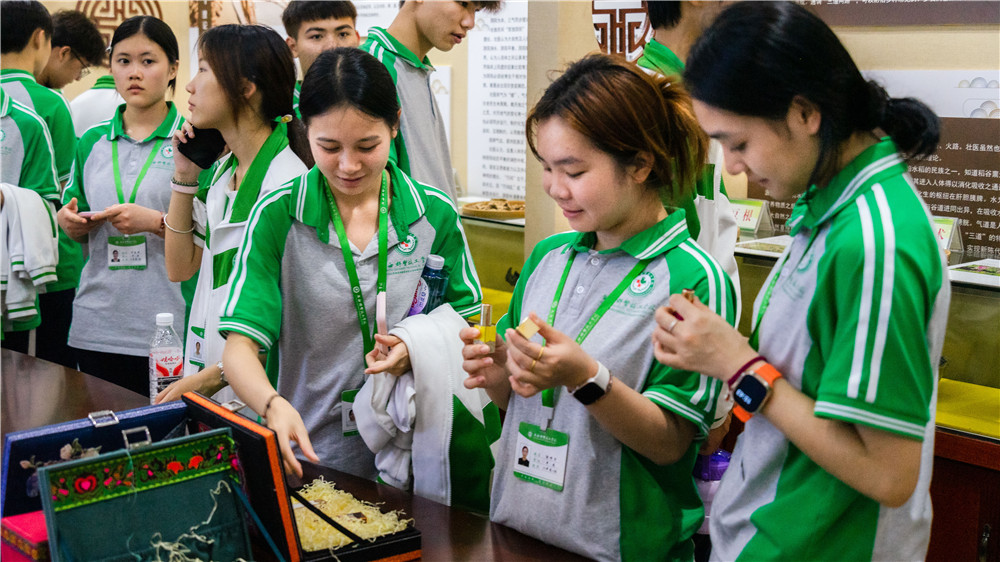 探秘药学匠心 笃行技能之路——我校组织药剂、中药专业学子赴广西农业职业技术大学食品药品工程学院研学(图6)