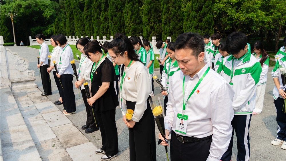 缅怀革命先烈・传承红色基因——我校开展爱国主义价值观培育实践活动(图6)