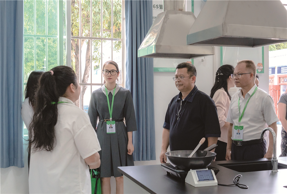 自治区人社厅专家组到广西群贤技工学校开展新设专业现场核查评估(图4)