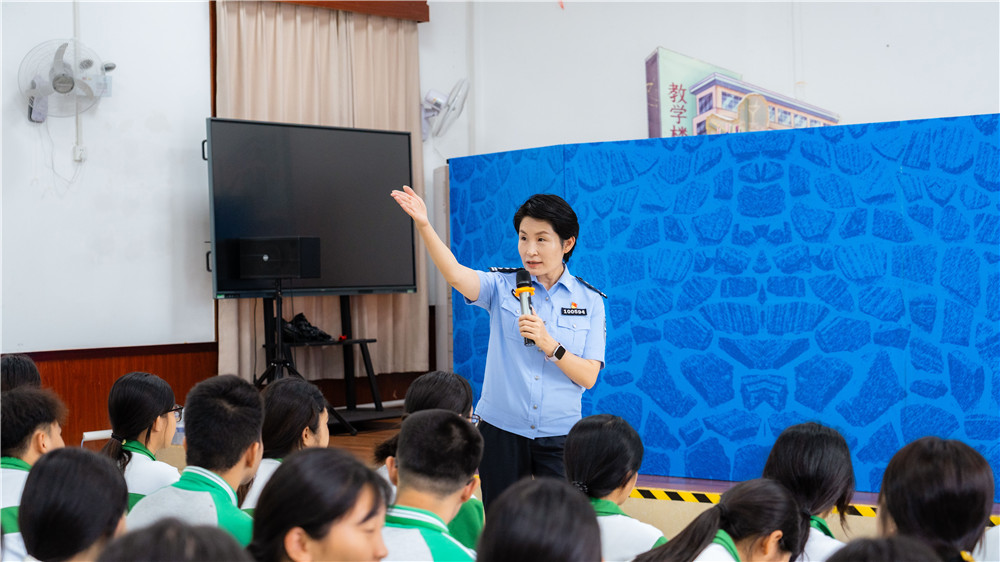 法治护航青春路・禁毒反诈伴成长——共青团南宁市委、南宁市公安局联合我校开展法治安全教育活动(图4)