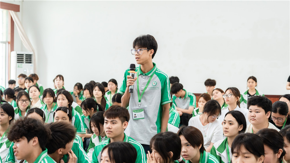 法治护航青春路・禁毒反诈伴成长——共青团南宁市委、南宁市公安局联合我校开展法治安全教育活动(图5)