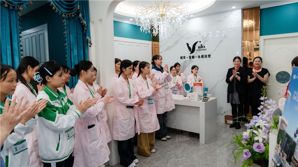 深耕美业技艺・践行匠心育人——我校25级美容保健专业学生赴佐登妮丝（广州）美容化妆品有限公司研学实践(图1)