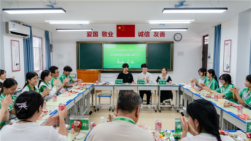 匠心筑梦・状元领航——学校邀请2026年广西职教高考医药卫生大类状元进校园分享升学经验(图6)