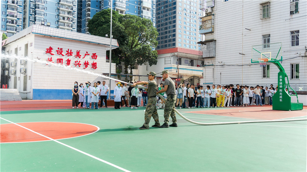 筑牢消防安全墙 守护师生平安线——广西群贤技工学校开展2026年春季学期消防安全应急疏散演练(图1)