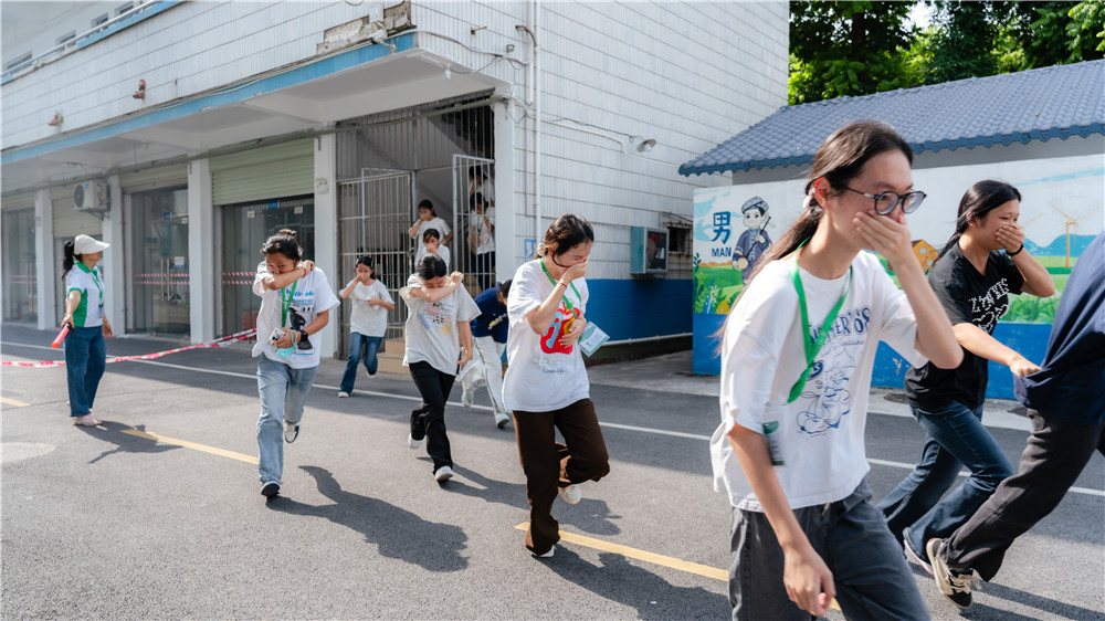 筑牢消防安全墙 守护师生平安线——广西群贤技工学校开展2026年春季学期消防安全应急疏散演练(图3)