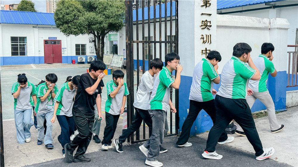 筑牢消防安全墙 守护师生平安线——广西群贤技工学校开展2026年春季学期消防安全应急疏散演练(图4)