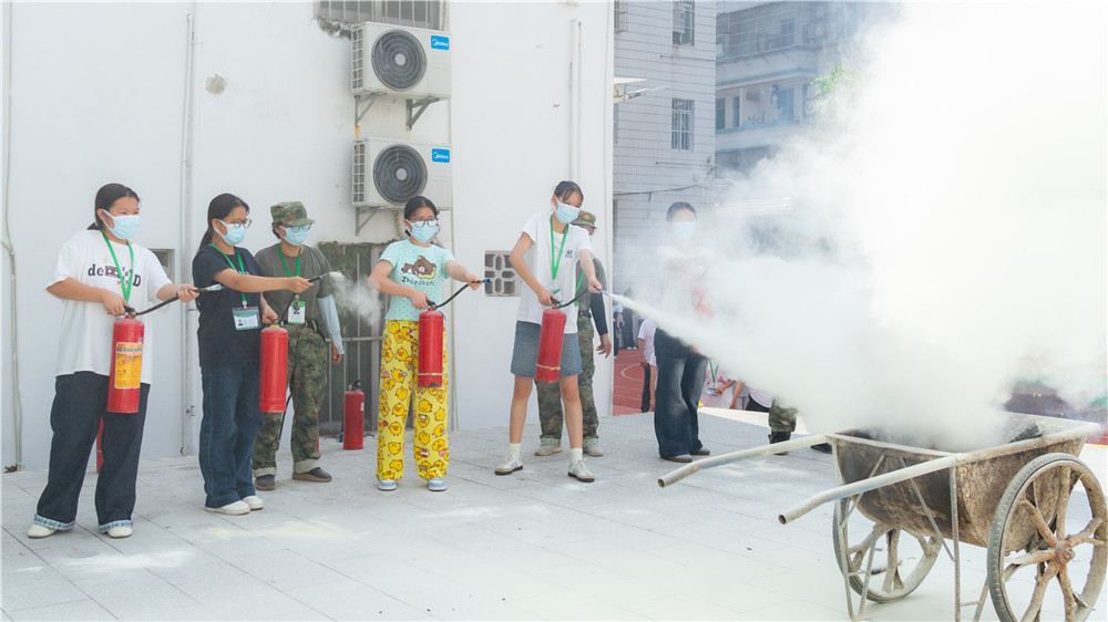 筑牢消防安全墙 守护师生平安线——广西群贤技工学校开展2026年春季学期消防安全应急疏散演练(图6)