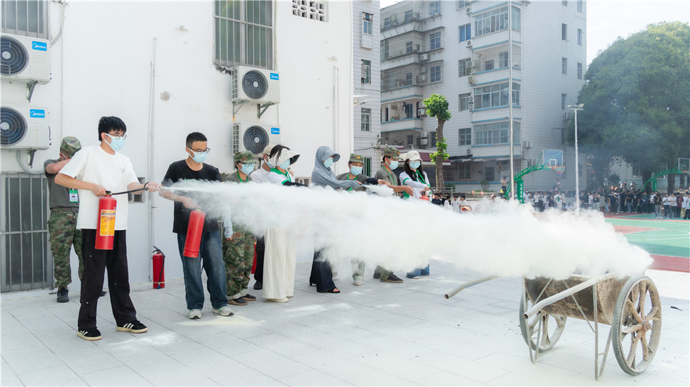 筑牢消防安全墙 守护师生平安线——广西群贤技工学校开展2026年春季学期消防安全应急疏散演练(图7)