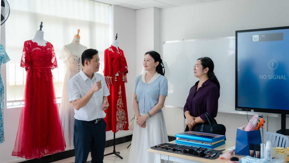 热烈欢迎广西医科大学玉林校区领导一行莅临广西群贤技工学校调研交流(图1)