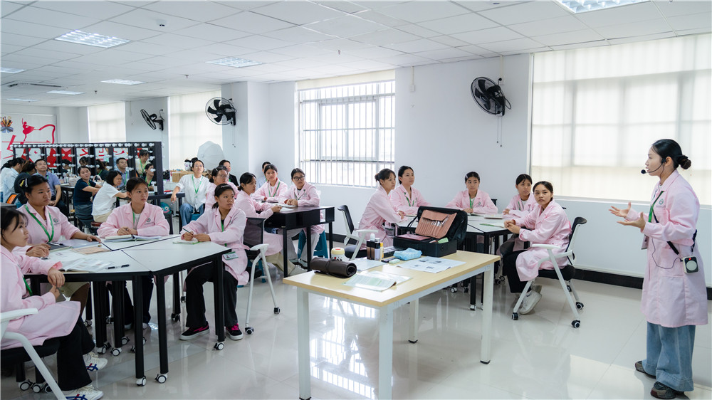 匠心筑美深耕实训，教研赋能提质增效｜广西群贤技工学校开展唇妆设计公开课活动(图2)