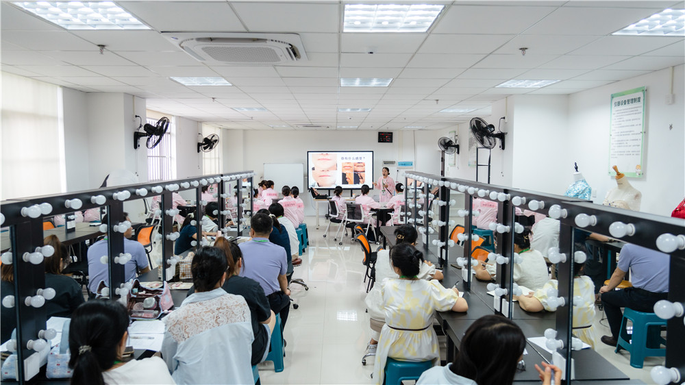 匠心筑美深耕实训，教研赋能提质增效｜广西群贤技工学校开展唇妆设计公开课活动(图1)