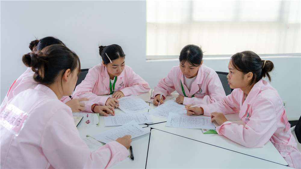 匠心筑美深耕实训，教研赋能提质增效｜广西群贤技工学校开展唇妆设计公开课活动(图3)