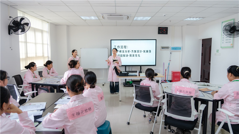 匠心筑美深耕实训，教研赋能提质增效｜广西群贤技工学校开展唇妆设计公开课活动(图5)