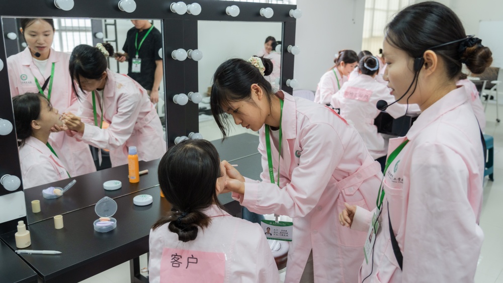 匠心筑美深耕实训，教研赋能提质增效｜广西群贤技工学校开展唇妆设计公开课活动(图4)
