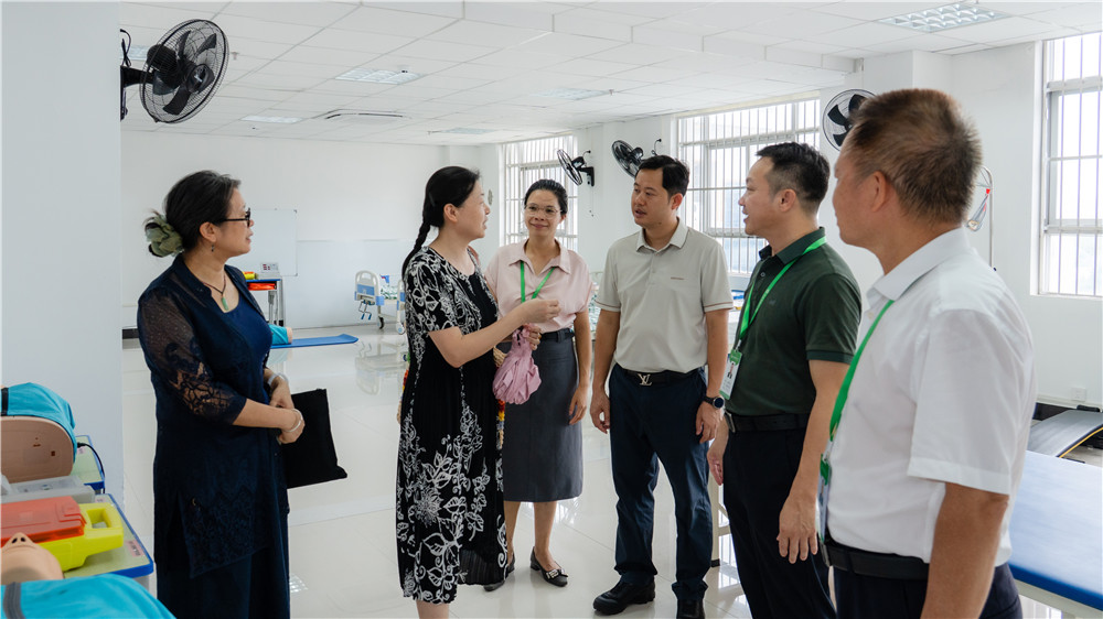 自治区技工教育研究室领导莅临广西群贤技工学校指导工作(图2)