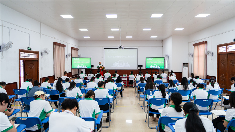 聚力复盘促提升，匠心耕耘启新程｜广西群贤技工学校2026年春季学期期末总结大会圆满召开(图1)