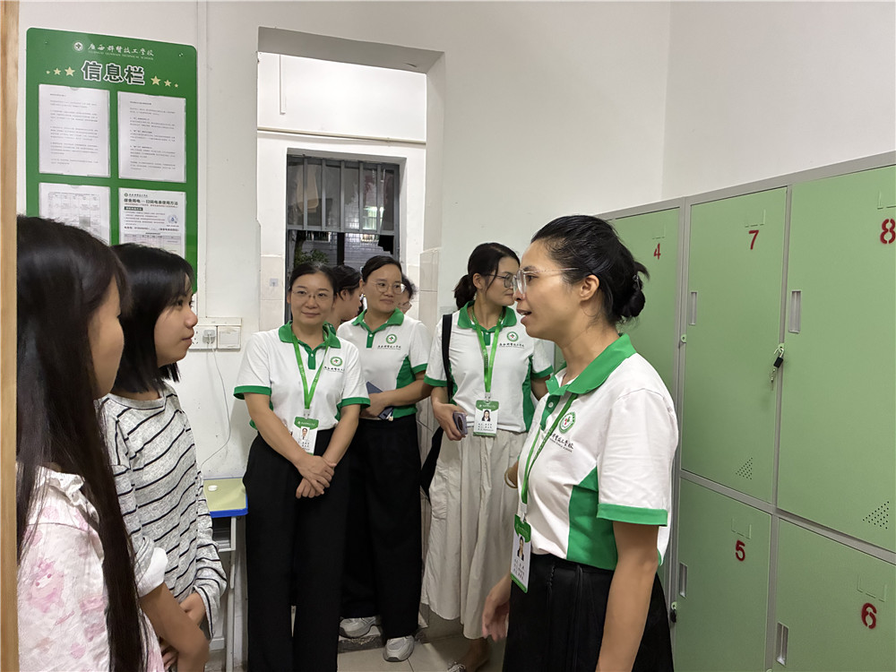 【关怀相伴启新程】开学第一晚，校领导一行走访宿舍慰问新生(图3)