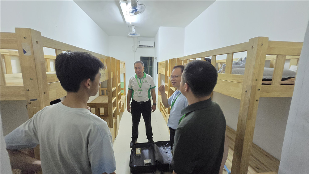 【关怀相伴启新程】开学第一晚，校领导一行走访宿舍慰问新生(图1)