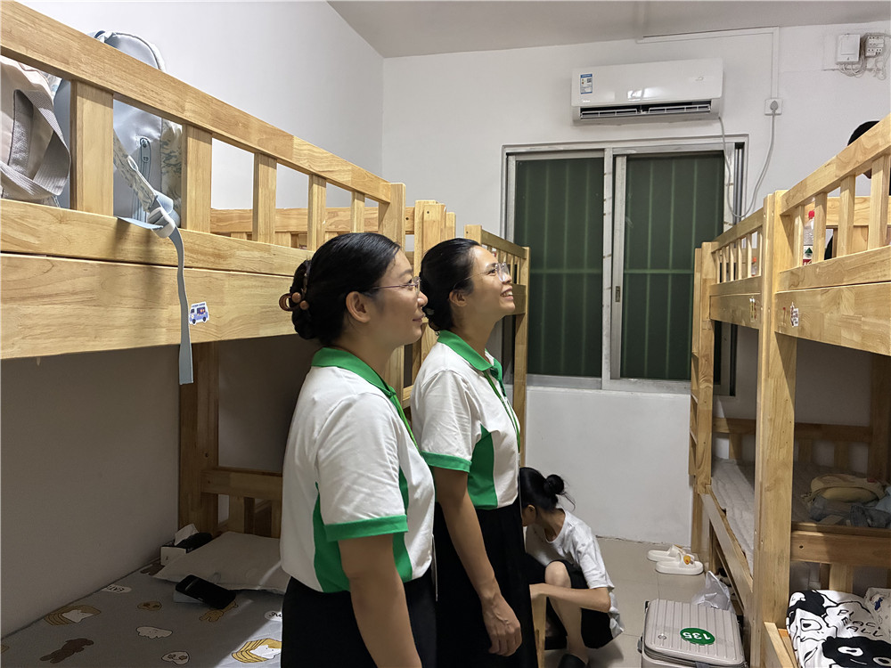 【关怀相伴启新程】开学第一晚，校领导一行走访宿舍慰问新生(图4)