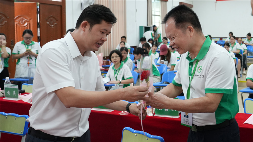 凝聚嘉彰 同心致远——广西群贤技工学校举行2026年教师节表彰大会(图9) 凝聚嘉彰 同心致远——广西群贤技工学校举行2026年教师节表彰大会(图9)