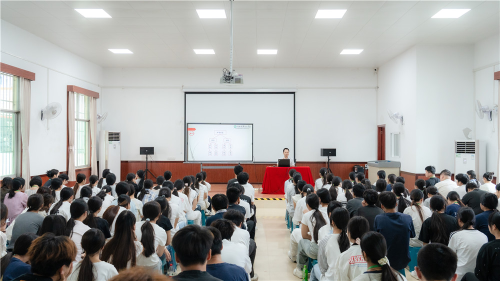 十爱润心启新程 勤学笃行向未来——广西群贤技工学校召开爱学习动员会(图1) 十爱润心启新程 勤学笃行向未来——广西群贤技工学校召开爱学习动员会(图1)